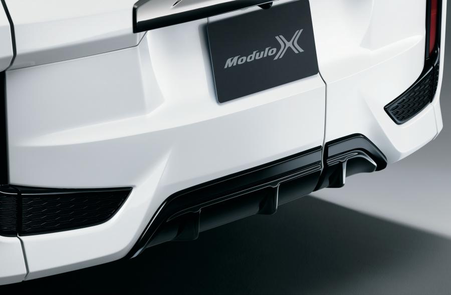 Детали экстерьера Honda StepWGN Modulo X Hybrid 2018 года  (фото 4 из 6)